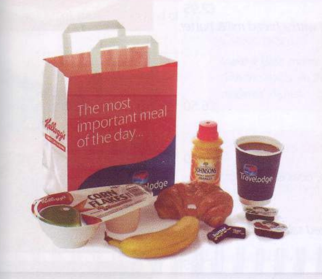 کیسه صبحانه شامل سریال، کروسان، آبمیوه، موز و قهوه